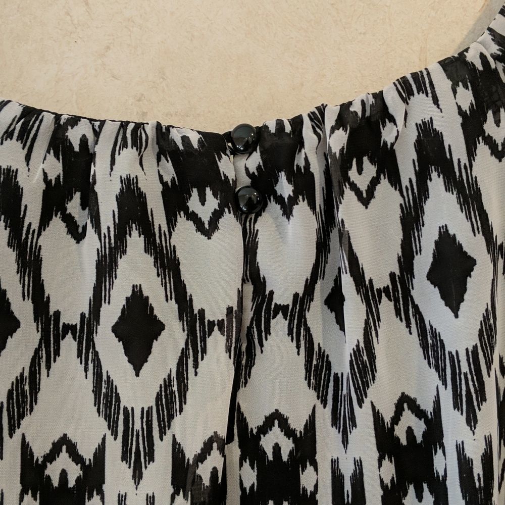 Women's Black and Red Multicolored Patterned Sleeveless Blouse Sizen - Picture 3 of 4